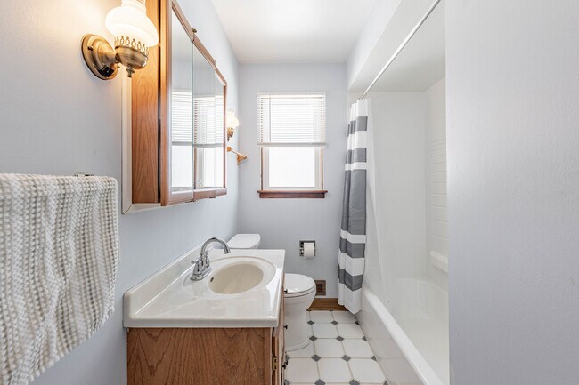 Building Photo - 1208 Waverly Pl