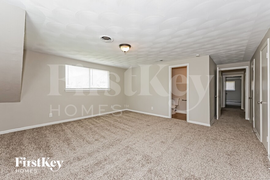 Building Photo - 902 Poinsettia Dr