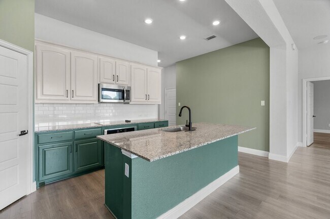 Building Photo - 1440 Lakeview Dr
