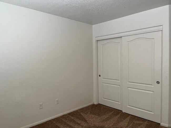 Building Photo - 3 bedroom, 2 bathroom in Apple Valley!