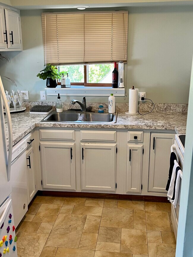 Building Photo - 2685 Green Meadows Dr