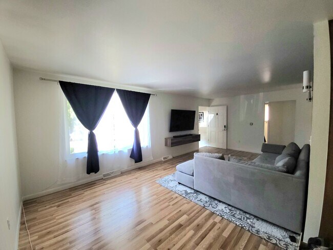 Building Photo - West 20th Apartment in Great Location