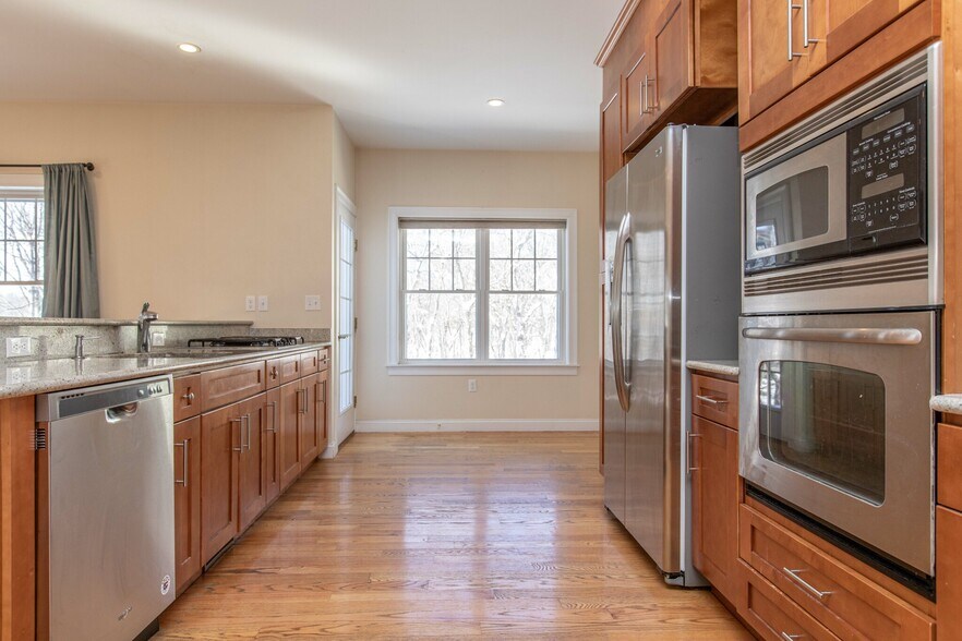 Building Photo - 8 Summer Hill Cir