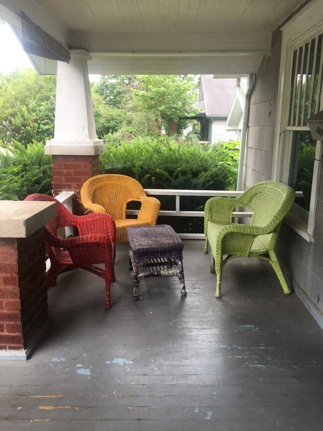 Building Photo - 2 bedroom, 1 bath Bungalow - Available Now!