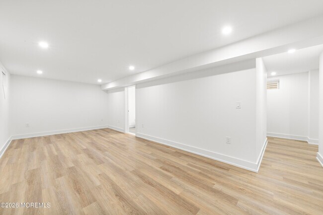 Building Photo - 427 Hoyt St