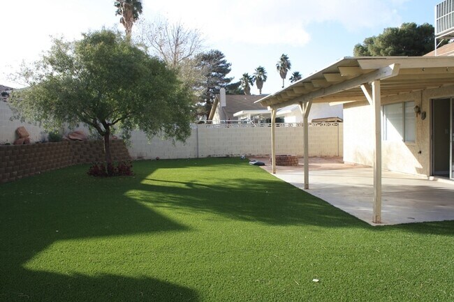 Building Photo - Fabulous 3 bedroom 2 bathroom Big Back Yard