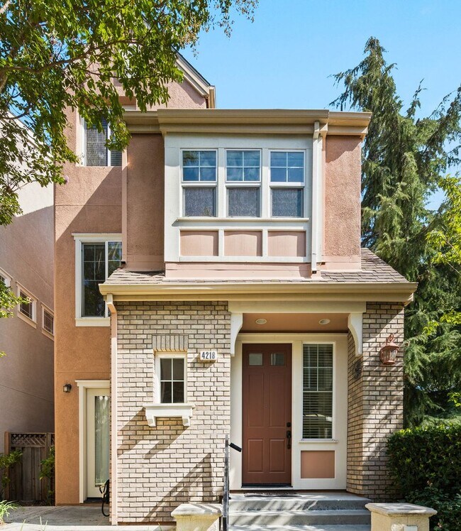 Building Photo - VERSATILE LUXURY LIVING IN RIVERMARK CORNE...