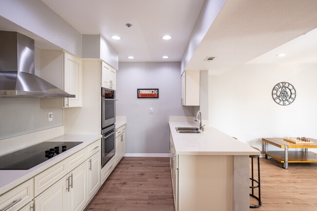 Building Photo - 230 S Catalina Ave