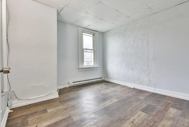 Building Photo - Beautifully Renovated 2-Bedroom, 1-Bath Apartment Move-In Ready!