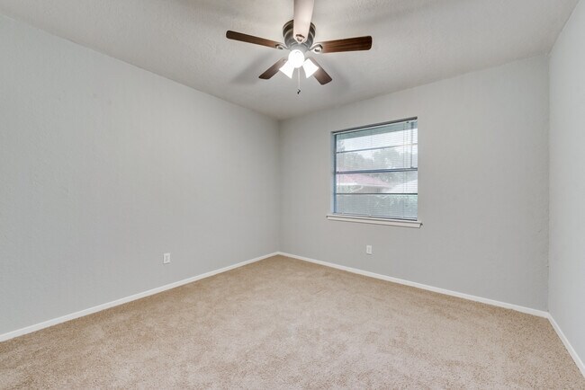 Building Photo - 1006 Walnut Pl