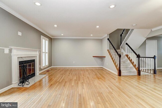 Building Photo - 41 Battersea Bridge Ct