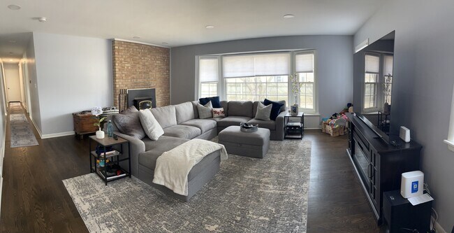 Building Photo - 8445 N Greenvale Rd