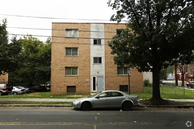 Building Photo - 3930 1st St SE