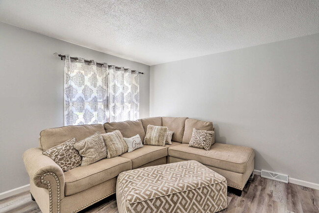 Building Photo - 6834 Woodmeadow Dr