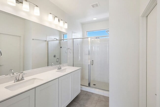 Building Photo - Summerlin Beauty With Bed and Bath On 1st Floor