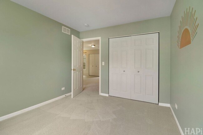 Building Photo - 533 N Red Deer Rd