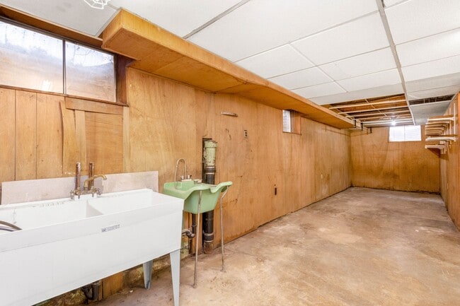 Building Photo - AVAILABLE APRIL 1ST! RENOVATED 3-bedroom!