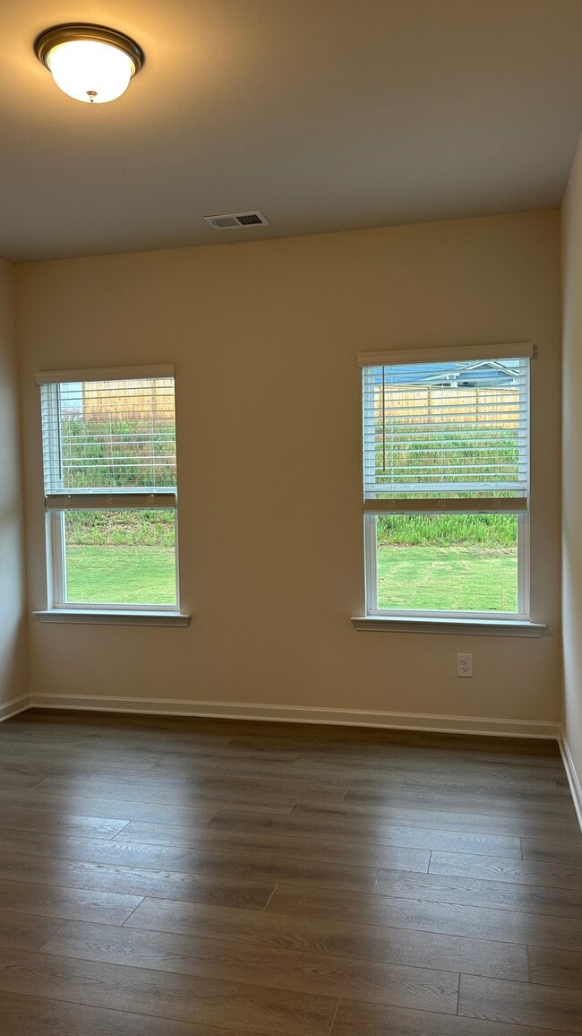 Building Photo - 415 Pointe N Dr