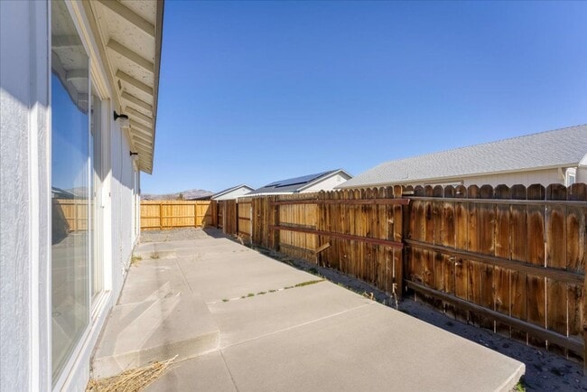 Building Photo - Cute corner lot 3 bed/ 2 bath