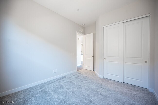 Building Photo - 117 Royal Cascade Ave