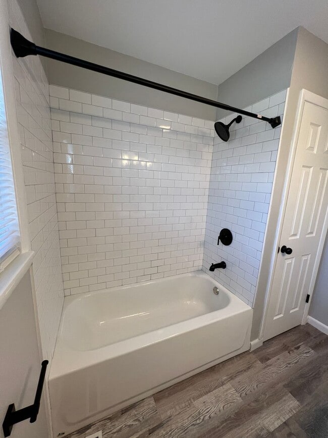Building Photo - 3 Bedroom Beautifully updated Ranch