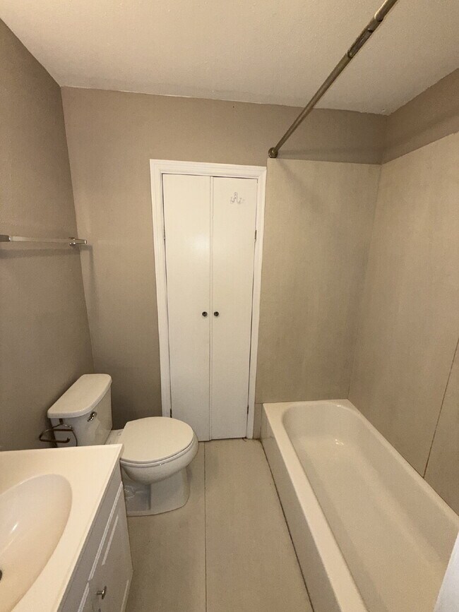 Building Photo - Cute cottage in Country Club Village, conveniently located near University of South Alabama, dini...