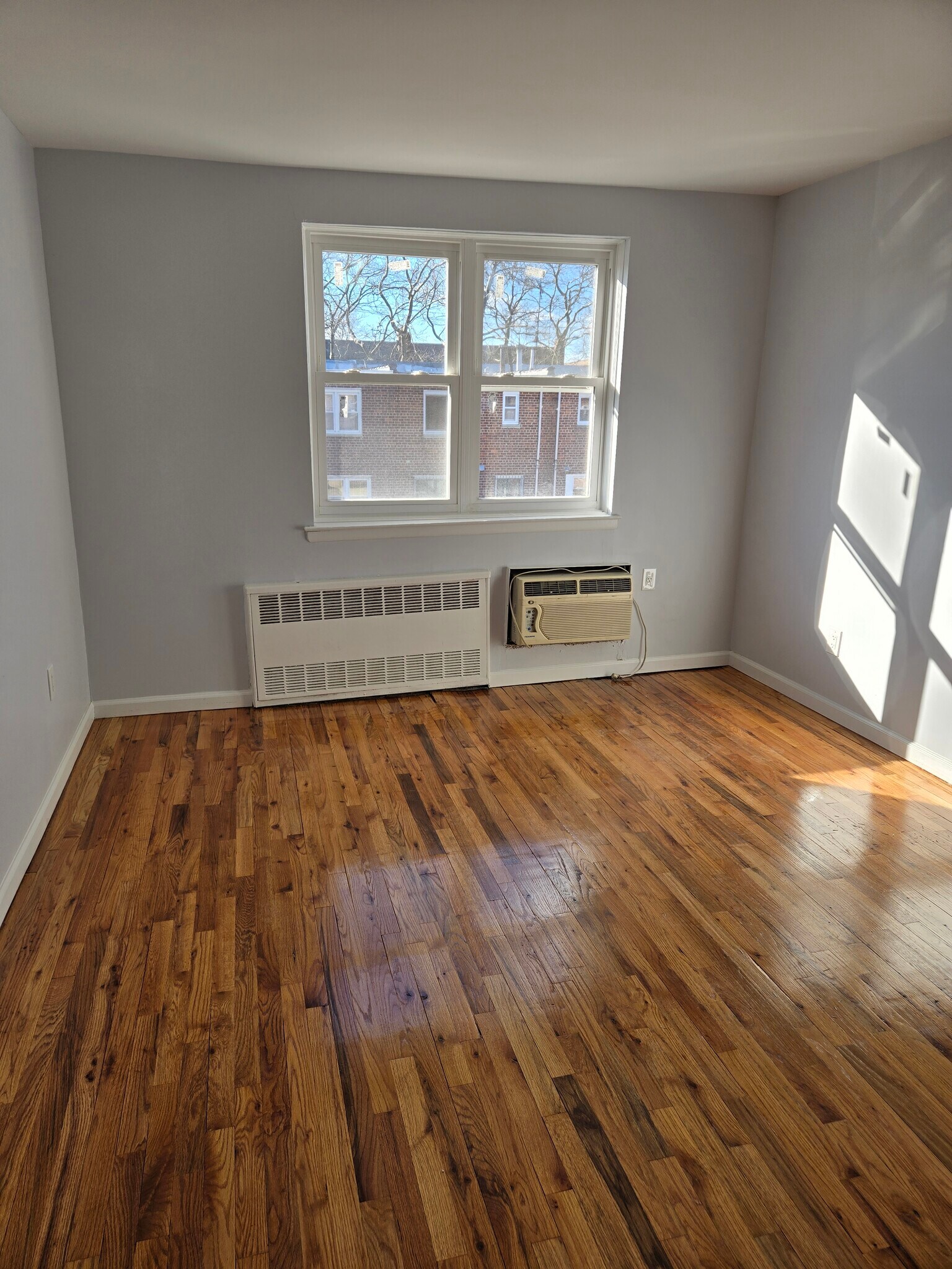 Building Photo - 716 E 58th St