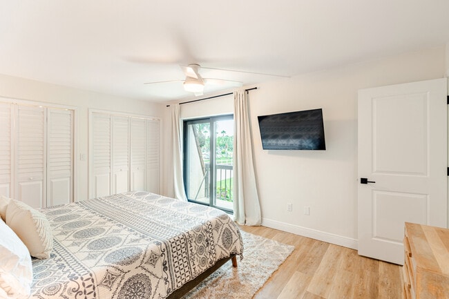 Building Photo - 825 Center St