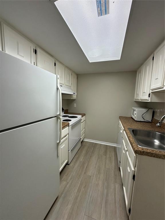 Building Photo - 6063 Village Cir S