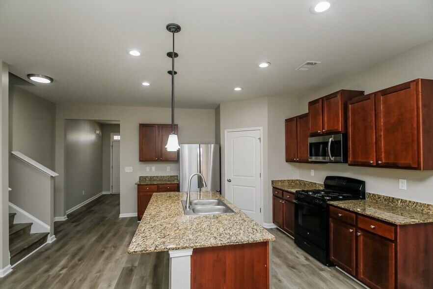 Building Photo - 213 Hollyhock Ln