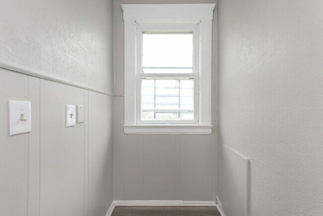 Building Photo - Spacious 3 bedroom/1 bath Single house! Ga...