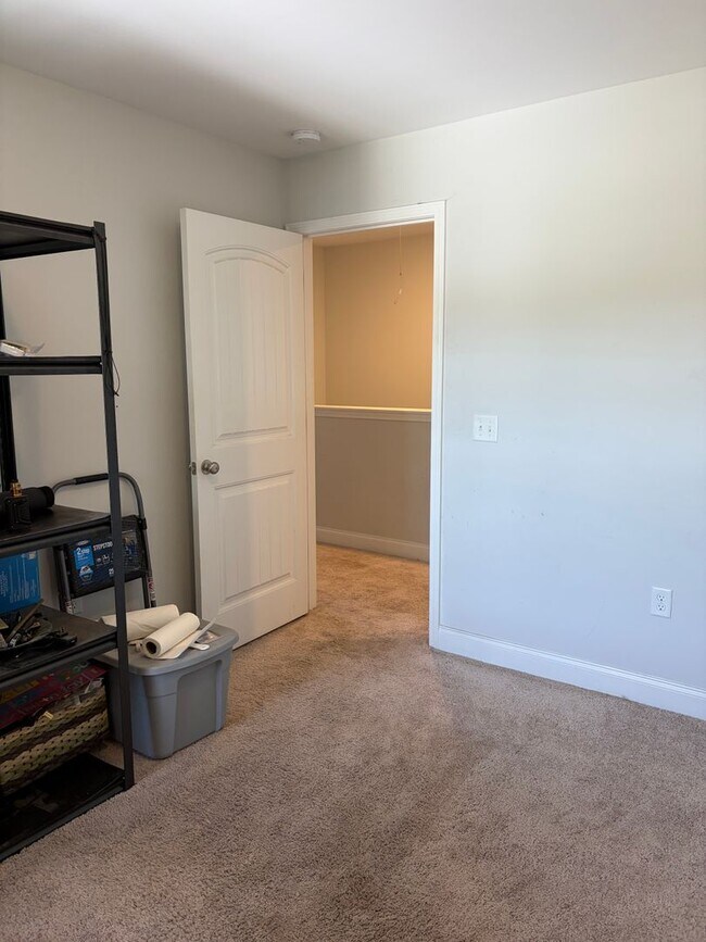 Building Photo - AVAILABLE NOW! (Pet Friendly)