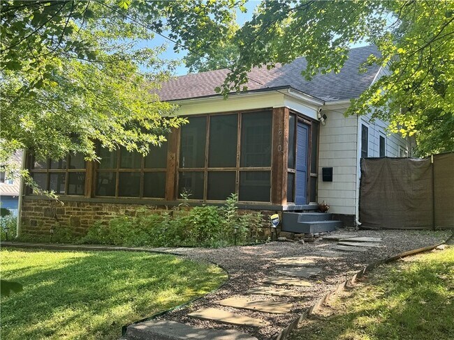Building Photo - 610 N Olive Ave