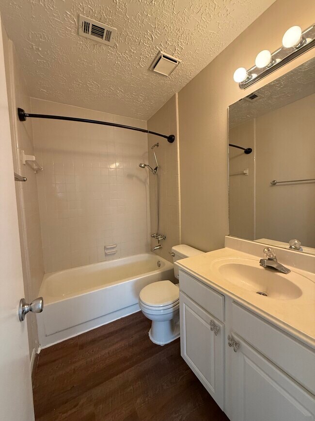 Building Photo - 11980 La Salle River Rd