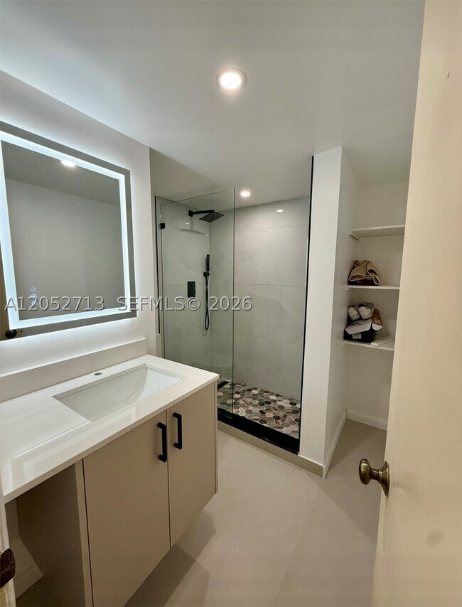 Building Photo - 14293 Kendale Lakes Dr