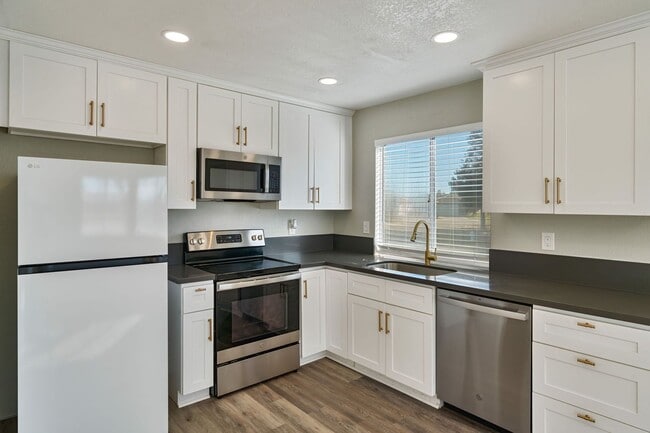 Building Photo - 7936 Sunrise Greens Dr