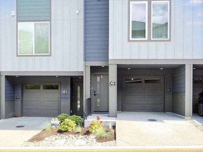 Building Photo - Charming 3-Bedroom Townhome with Modern Am...