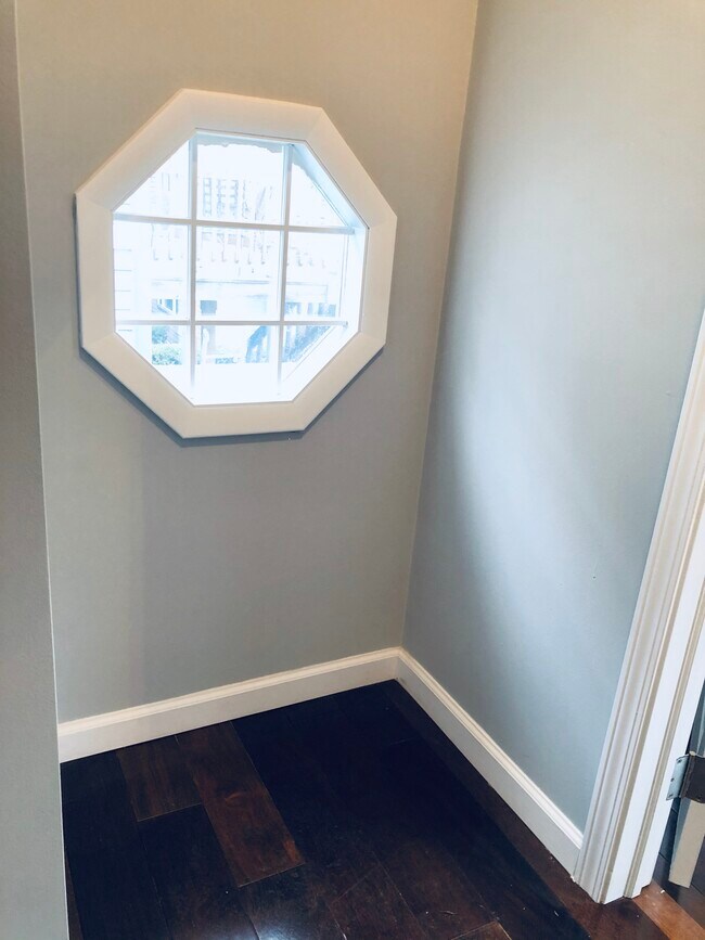 Building Photo - 2416 W 10th St