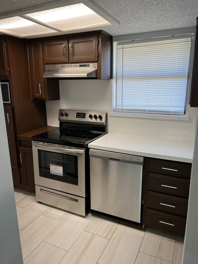 Building Photo - 711 Harbour Town Dr