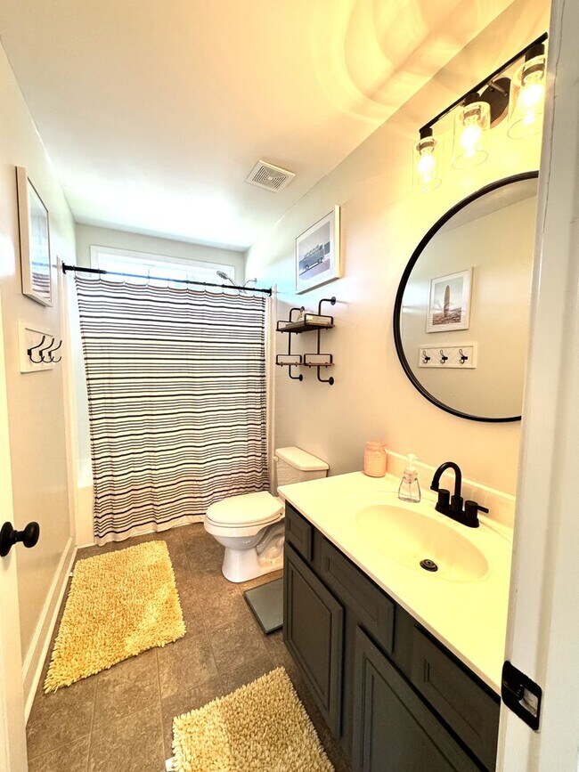 Building Photo - Minutes to the Beach! Conveniently located between Jacksonville & Wilmington