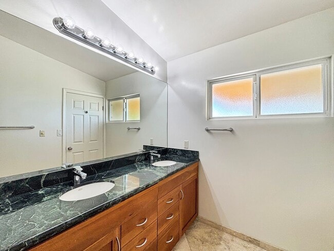 Building Photo - Gorgeous 3BD/2BA House in Pacific Beach W/...