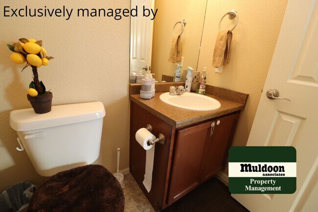 Building Photo - AVAILABLE NOW Lovely 3 Bedroom in Lorson R...