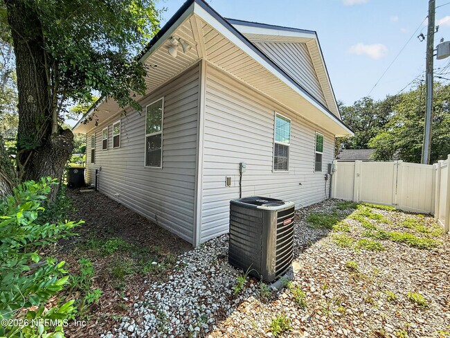 Building Photo - 2220 Flesher Ave