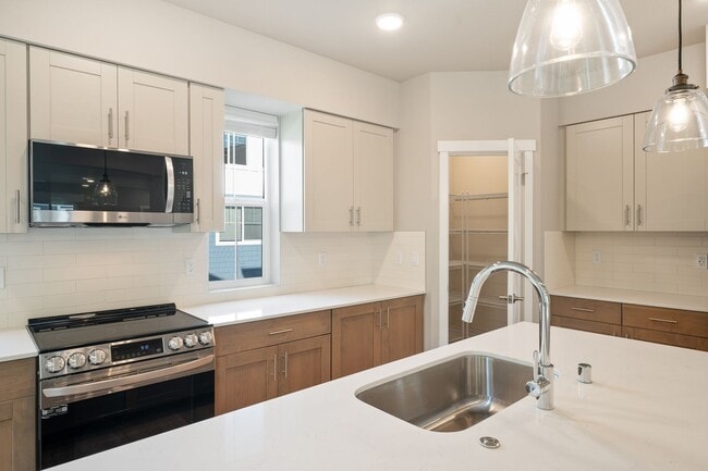 Primary Photo - NEW Bothell Townhome | 4 Bedroom | $3750