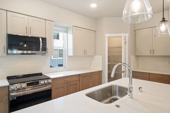 Building Photo - NEW Bothell Townhome | 4 Bedroom | $3,900