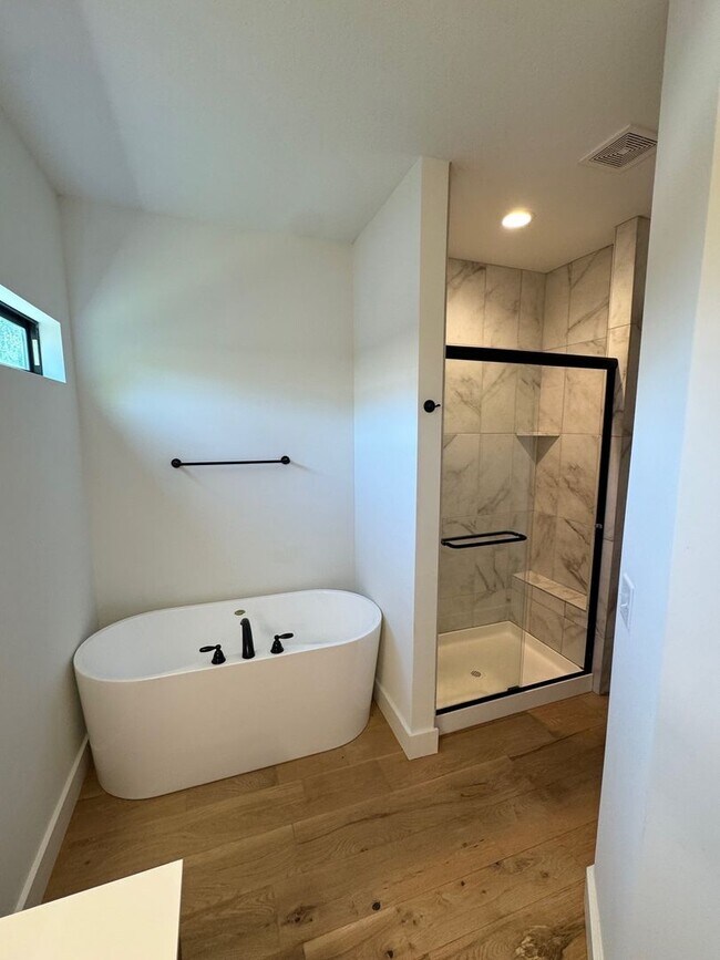 Building Photo - 103 E Pine St