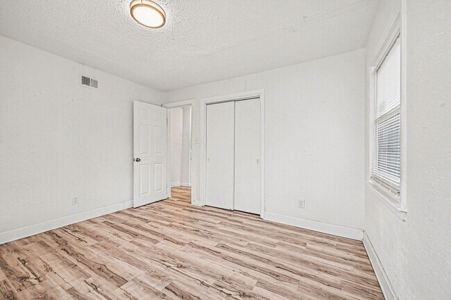 Building Photo - Beautiful 2 Bedroom 1 Bathroom in Kansas City!