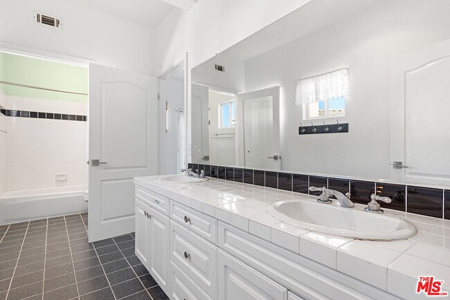 Building Photo - 24310 Belford Ct