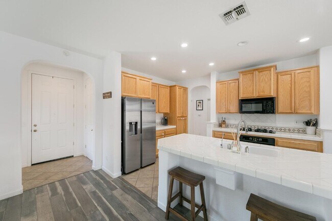 Building Photo - NOW AVAILABLE- COZY 3 BED, 2 BATH, 2 CAR GARAGE IN A QUIET NEIGHBORHOOD, NORTH NATOMAS