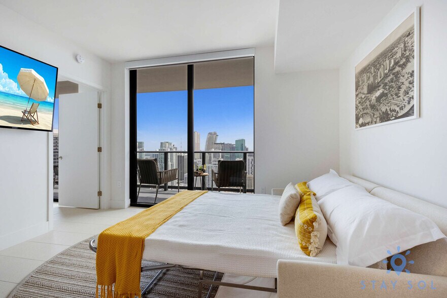 Building Photo - 601 NE 1st Ave